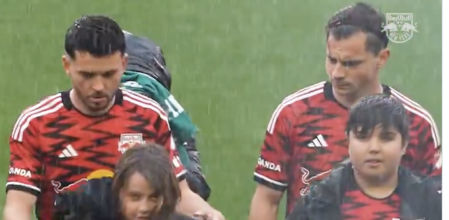 El tierno momento de los jugadores del New York Red Bull con los niños que les acompañan al campo