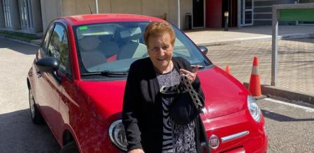 Àngela Coromina, a sus 93 años, conduce a diario un Fiat 500 para ir a hacer la compra&nbsp;