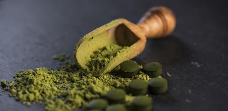 Polvo y pastillas de Chlorella.