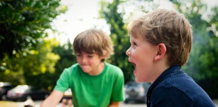Los niños necesitan pasar un tiempo mínimo al día al aire libre.