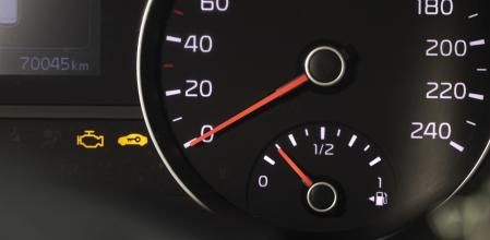 Cuando la luz de la emergencia en el motor se enciente hay que tomar precauciones.