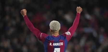 Barcelona's Ronald Araujo celebrates at the end of the Champions League, round of 16, second leg soccer match between Barcelona and SSC Napoli at the Olympic Lluis Companys stadium in Barcelona, Spain, Tuesday, March 12, 2024. Barcelona won 3-1. (AP Photo/Emilio Morenatti)