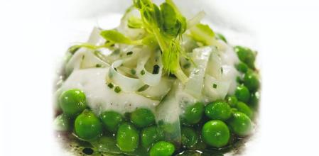 Cómo hacer unos guisantes del Maresme con sepia, espuma de almendras y salsa de soja