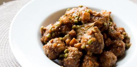 La receta más sabrosa de albóndigas caseras con sepia y guisantes