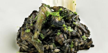 Un arroz negro con sepia y alcachofas perfecto para sorprender