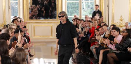 El diseñador de moda Pierpaolo Piccioli reconoce los aplausos de la audiencia durante la Paris Fashion Week