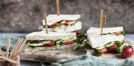 Sándwiches de fresas y pepino, una receta sana y refrescante