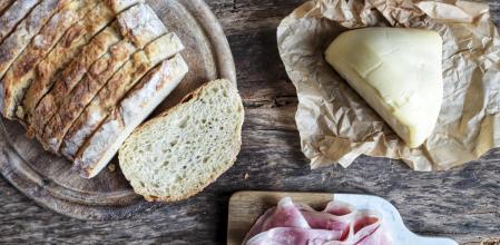 Zapatilla de lacón y queso tetilla, la receta de uno de los sándwiches más populares de Madrid