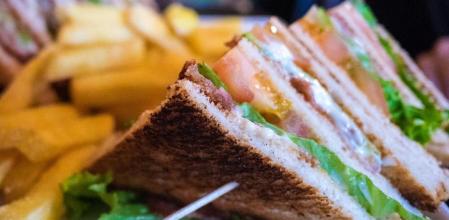 Receta de Club Sándwich, el bocadillo más completo y elegante