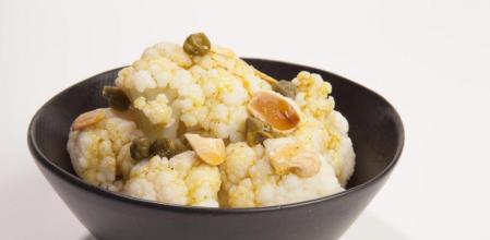 Coliflor con curry y almendras, cuídate con este plato de temporada