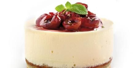 Delicioso pastel de chocolate blanco con cerezas