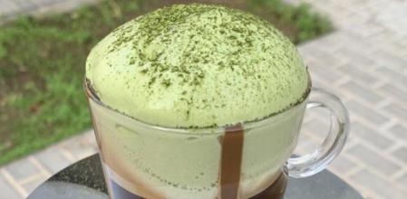 La espuma ligera de almendras con té matcha del chef Miquel Antoja