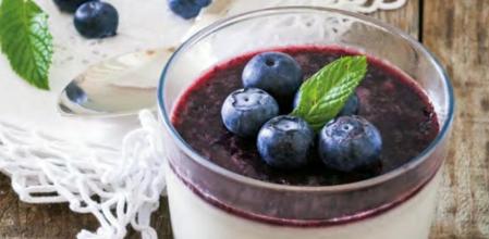 Enamórate de esta deliciosa panna cotta de vainilla con arándanos y menta