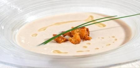 Ajoblanco tradicional, la sopa fría de almendras llena de vitaminas