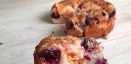 Hacer un pastel (sin gluten) de cerezas y albaricoque es así de fácil