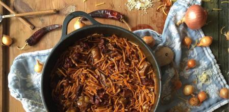Así se preparan unos ‘fideos a la cazuela’
