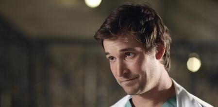 Noah Wyle como el doctor Carter.