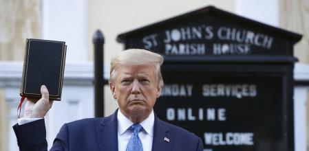 Trump animó en el pasado a comprar la biblia “God Bless The USA Bible“” 