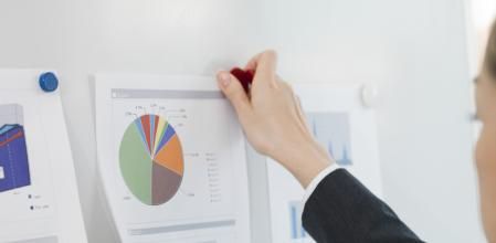 Una persona usando una pizarra magnética.