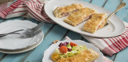 Triunfa con esta receta de pastel salado de hojaldre de jamón y emmental