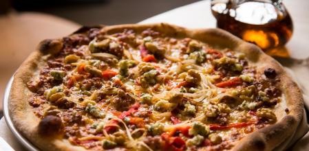 Prepara esta deliciosa receta de pizza de Gorgonzola y nueces