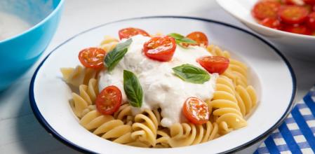Mira qué bueno': fusilli con crema de mozzarella y tomates cherry para preparar con los niños