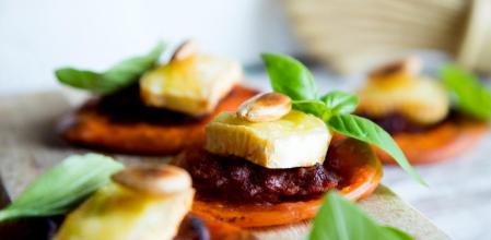 Receta de minipizzas de tomate con sobrasada y brie