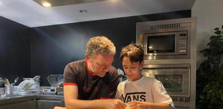 Los chefs cocinan en casa: la pizza crujiente de Albert Adrià