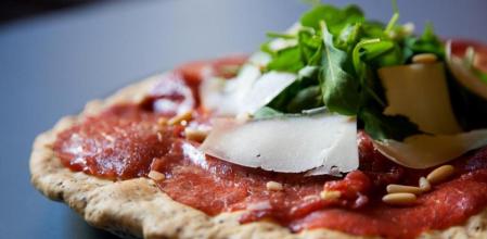 Atrévete a combinar pizza y carpaccio de ternera en un mismo plato