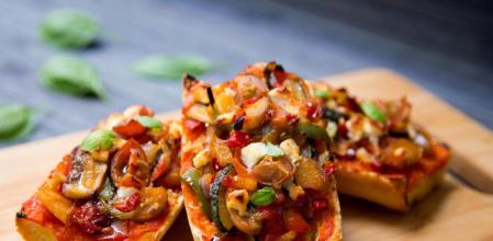 Aprovecha las sobras de pan con estos originales paninis de pisto