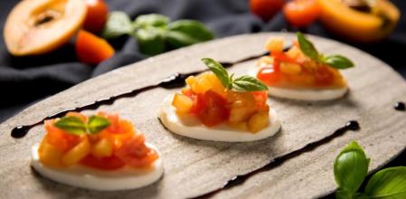 Prepara una ensalada de mozzarella, tomate y nectarina en diez minutos