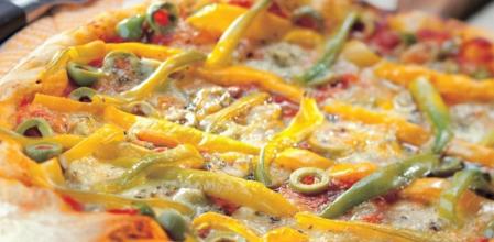 Prepara esta deliciosa pizza de aceitunas rellenas de pimiento