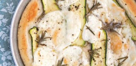 Aprende a hacer una pizza rápida de calabacín y queso de cabra