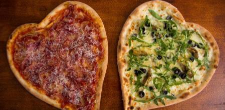 Así se prepara la pizza más romántica del año