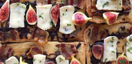 Aprende a preparar esta coca con queso brie, higos y panceta