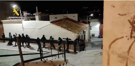 Imágenes de la operación de la Guardia Civil para detener a los implicados