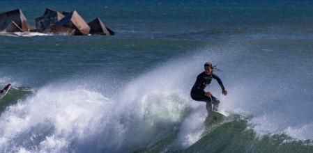 Surfista en la playa del Bogatell.