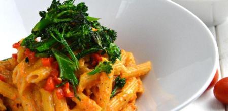 Triunfa con esta sencilla receta de macarrones con salsa de pimientos