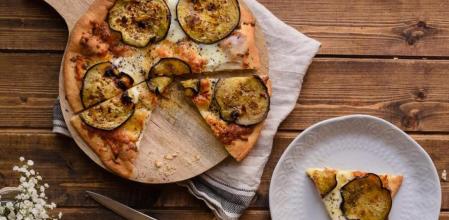 Prepara esta pizza de berenjena asada y nueces tan original