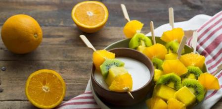 Las brochetas de fruta con salsa de yogur y miel que gustarán a todo el mundo
