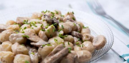 Ñoquis con salsa de champiñones y queso gratinado, un plato exquisito