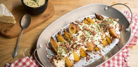 Cómo hacer patatas asadas con salsa de queso
