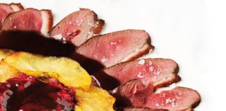 Sabroso magret de pato con salsa agridulce de frutos rojos