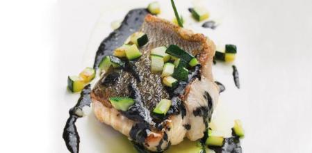 Prepara esta deliciosa lubina con salsa de tinta de calamar y calabacín