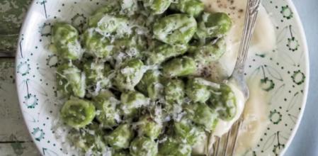 Cómo preparar estos deliciosos ñoquis verdes con salsa de queso