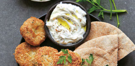 Cómo hacer este riquísimo falafel con salsa de yogur