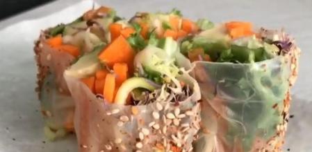 Así se preparan unos rollitos vietnamitas vegetales