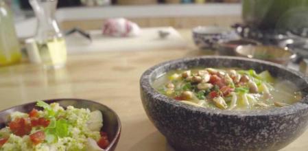 El caldito de gallina a dos tiempos del chef Gastón Acurio