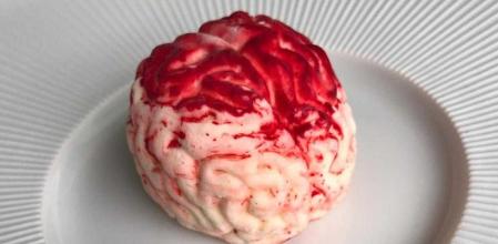 Así se prepara un bavaroise con salsa de frutos rojos