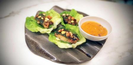 Tacos de pollo marinados con salsa satay